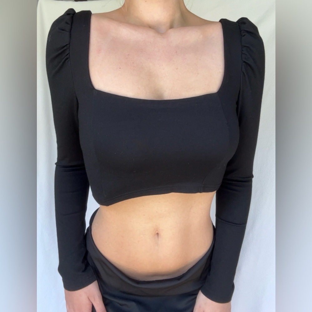 flattering black puff sleeve crop top